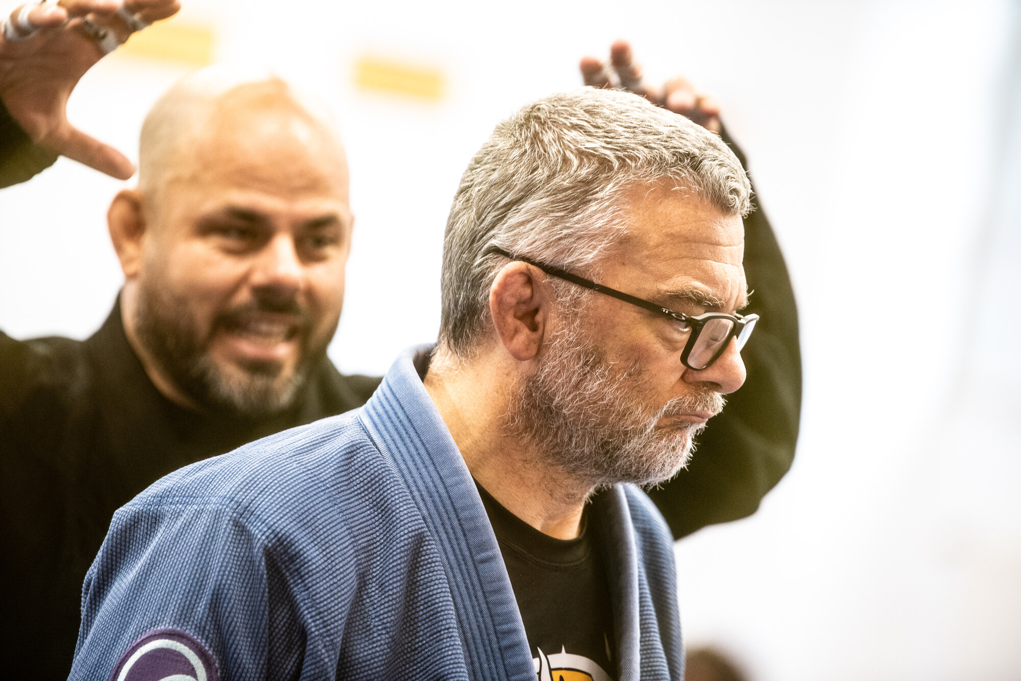 Erfahrener BJJ-Praktizierender beim Anlegen des Gi