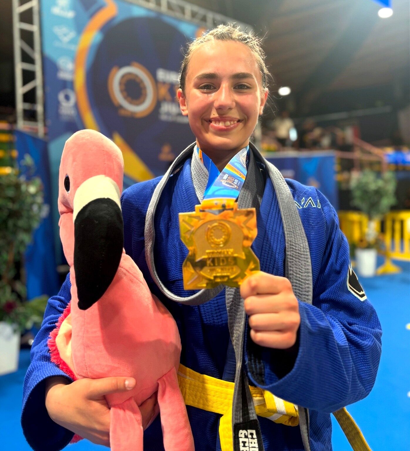 Nachwuchsathletin mit Medaille