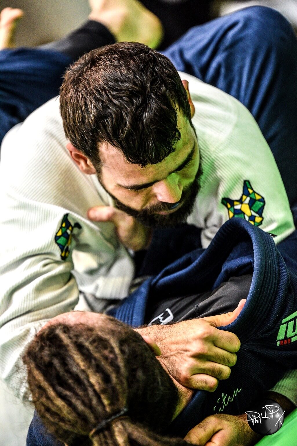 Mauricio grappling