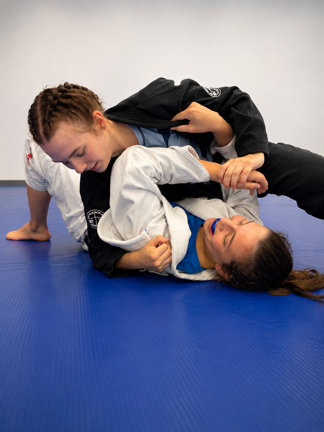 Kontrollierte Selbstverteidigungs-Position im BJJ-Training
